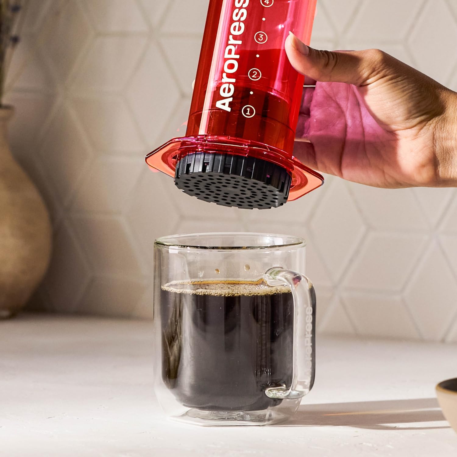 AeroPress Clear XL cafetière à piston, grande tout-en-un, cafetière manuelle style expresso et filtre, infusion en 2 min, portable pour voyage et camping