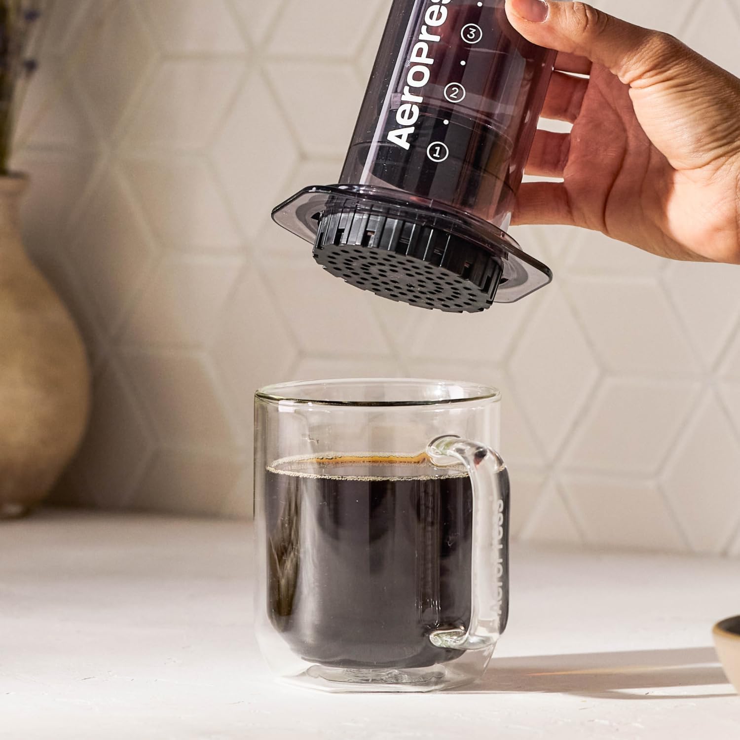 AeroPress Clear XL cafetière à piston, grande tout-en-un, cafetière manuelle style expresso et filtre, infusion en 2 min, portable pour voyage et camping