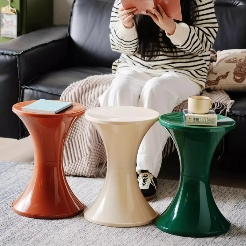 Tabouret design en plastique forme sablier – ottoman nordique compact et robuste pour salon ou entrée, idéal comme repose-pieds ou banc à chaussures.