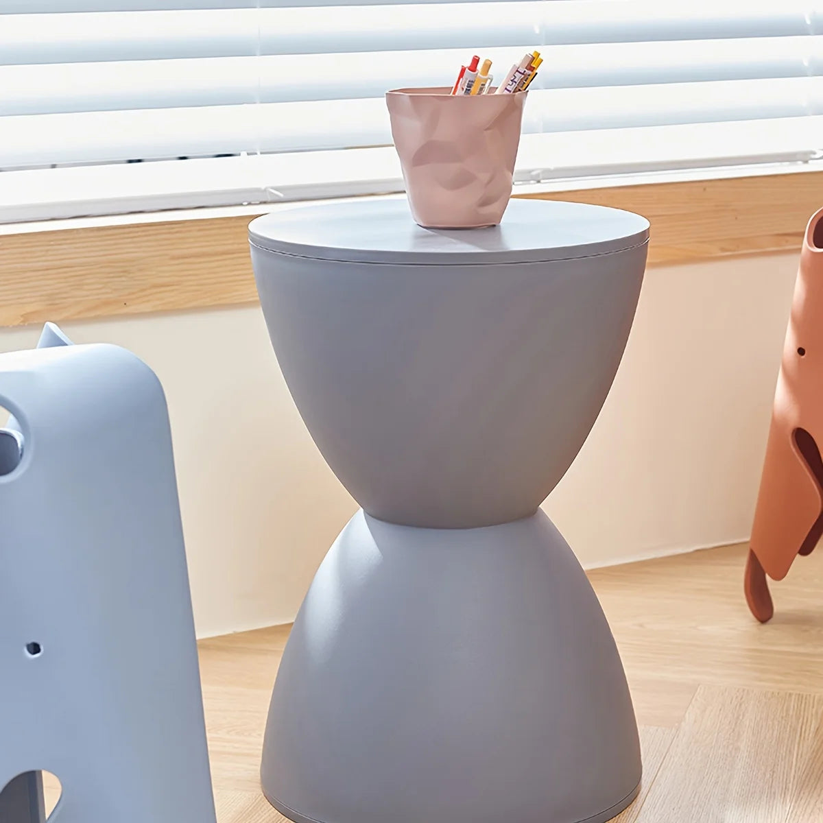 Tabouret moderne en forme de sablier – design flottant multifonction pour chambre ou coiffeuse.