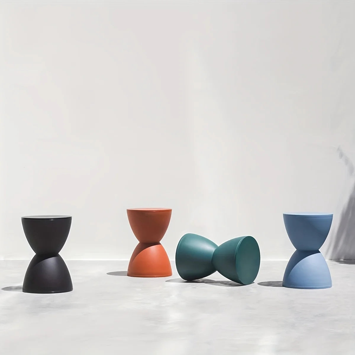 Tabouret moderne en forme de sablier – design flottant multifonction pour chambre ou coiffeuse.