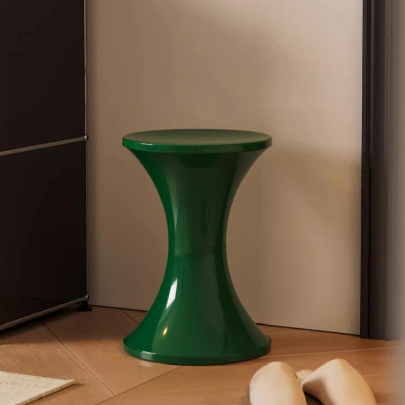 Tabouret design en plastique forme sablier – ottoman nordique compact et robuste pour salon ou entrée, idéal comme repose-pieds ou banc à chaussures.