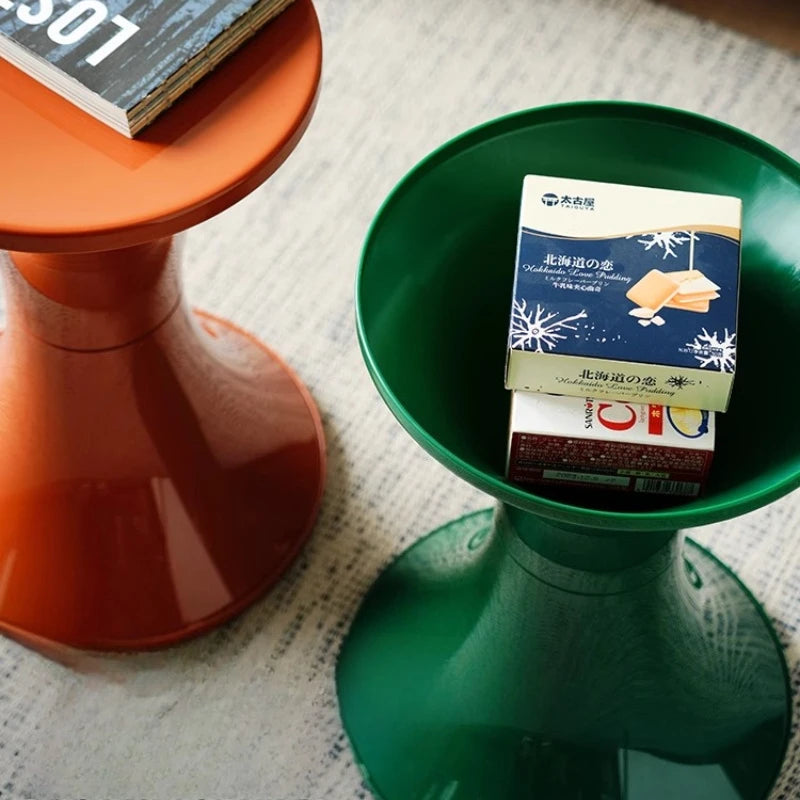 Tabouret design en plastique forme sablier – ottoman nordique compact et robuste pour salon ou entrée, idéal comme repose-pieds ou banc à chaussures.