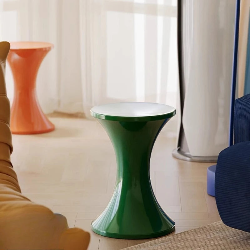 Tabouret design en plastique forme sablier – ottoman nordique compact et robuste pour salon ou entrée, idéal comme repose-pieds ou banc à chaussures.